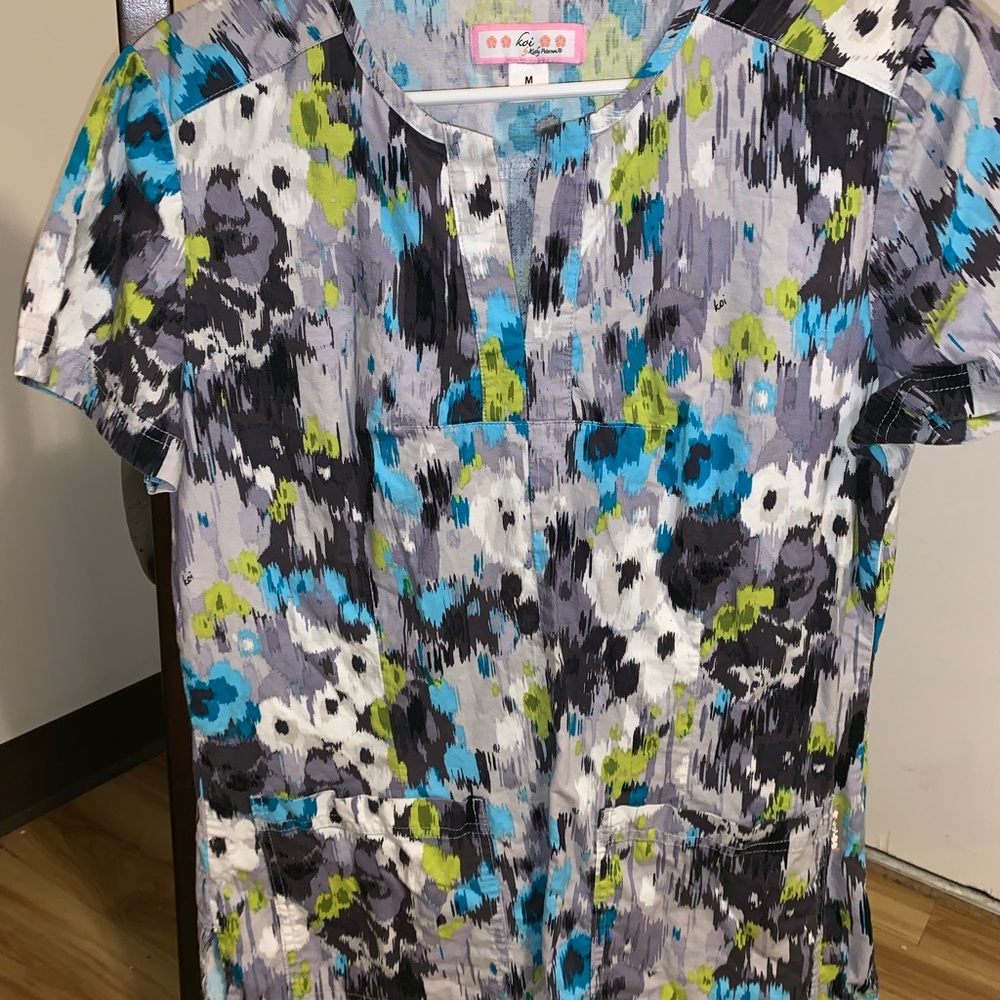 Multi color scrub top